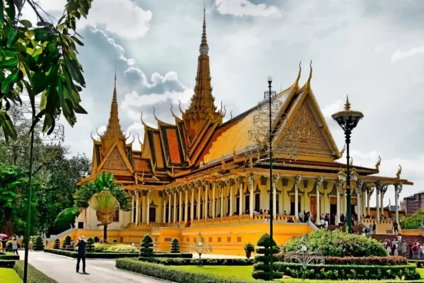 Plongez au cœur de l'âme khmère : Le Palais Royal et la Pagode d'Argent de Phnom Penh