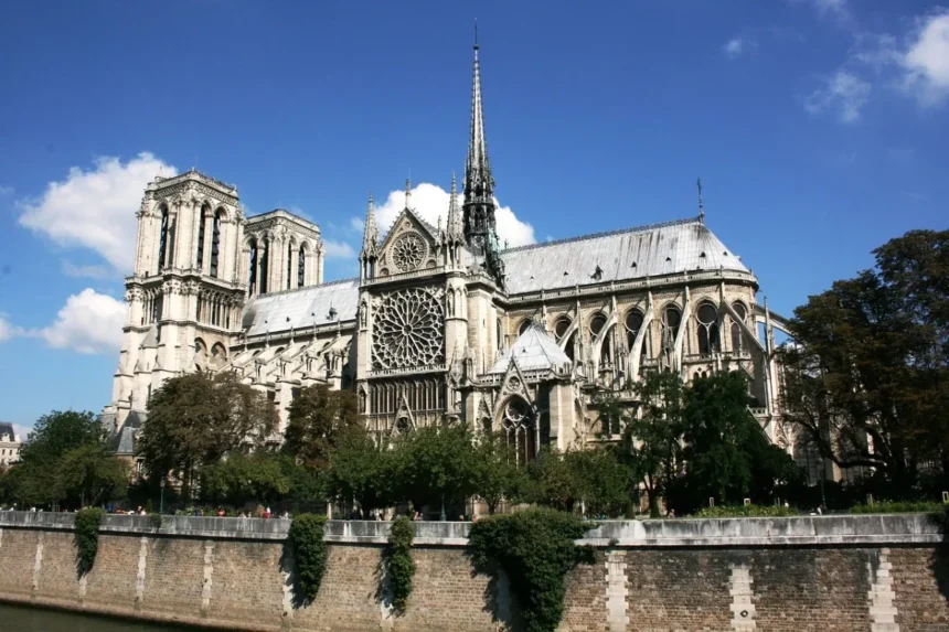 La Cathédrale Notre-Dame de Paris symbole éternel du patrimoine français