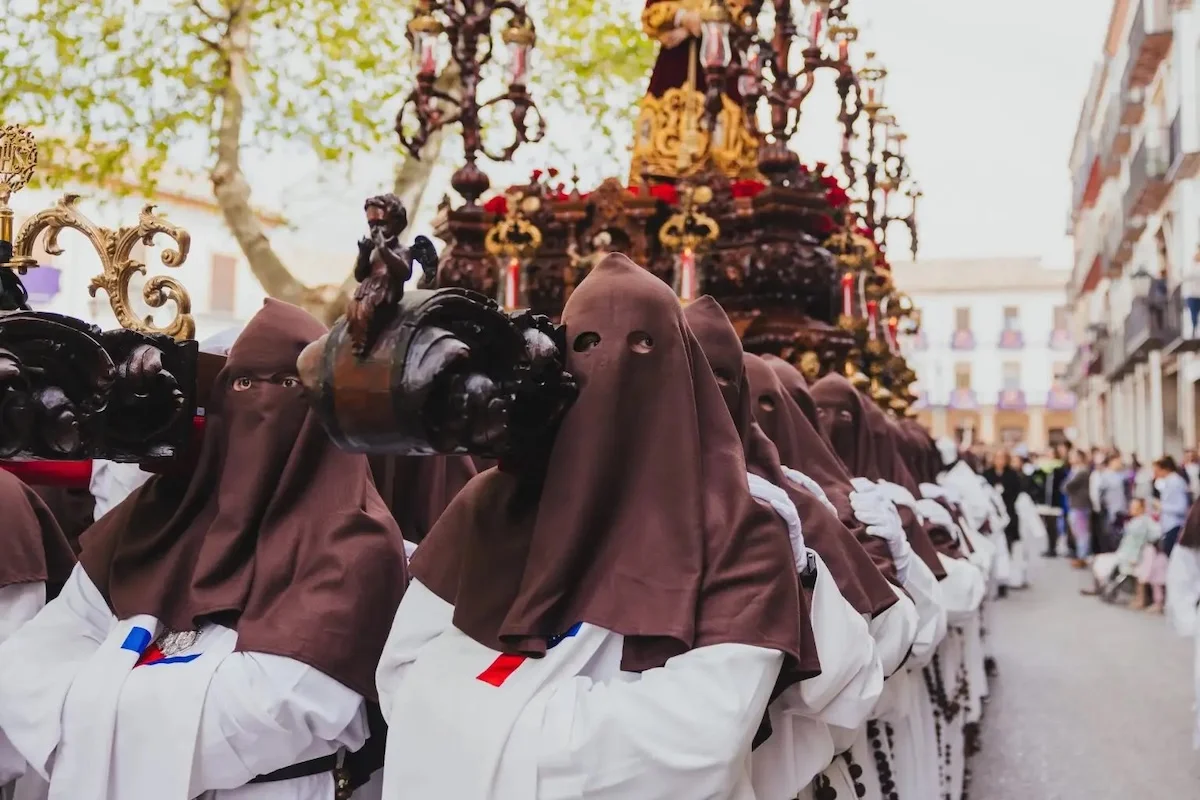Pâques dans le monde : un voyage au cœur des traditions locales