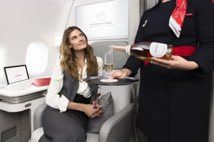 Air France fait pétiller sa cabine La Première avec un rosé sans alcool d’exception